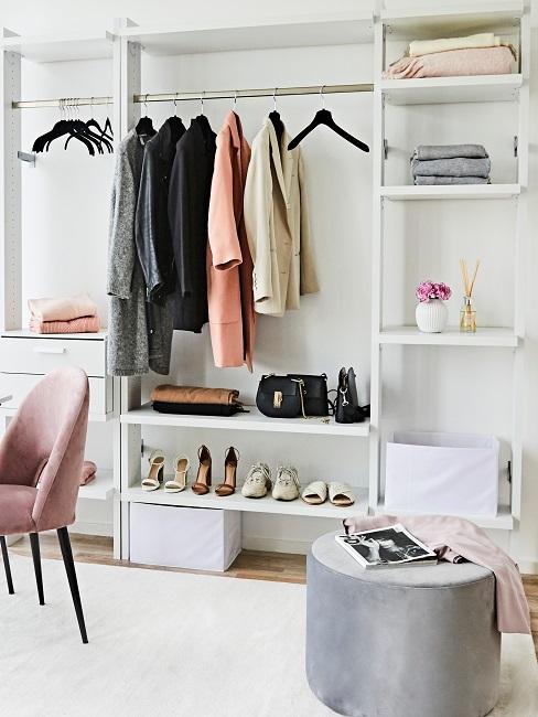 Offener Kleiderschrank mit einer langen Schuhablage und verschiedenartigen Schuhen