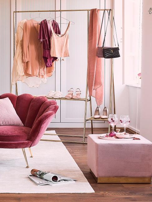 Kleiderstange mit einzelnen Kleiderstücken in Rosa