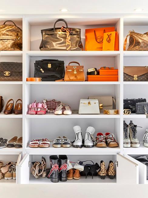 Ausschnitt eines Regals mit Taschen und Schuhen
