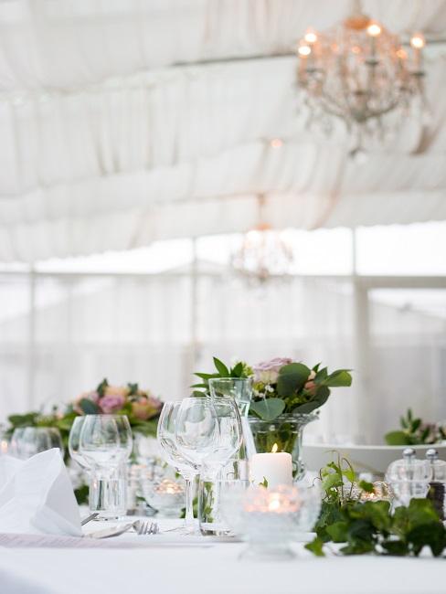 Weißer Hochzeitstisch mit grünen Blumen