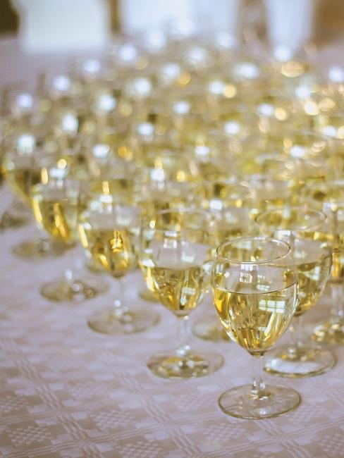 Viele Gläser gefüllt mit Sekt auf einem Tisch