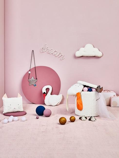 Wandfarbe Rosa mit rosa Teppich, Deko und Spielzeug