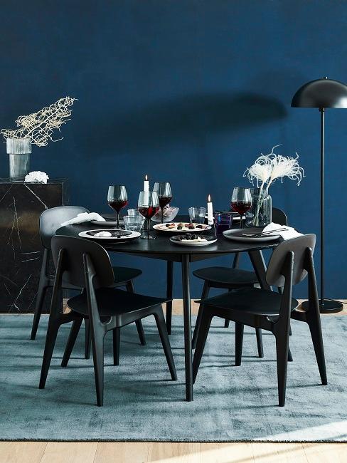 Petrolfarbenes Esszimmer mit schwarzen Möbeln und blauem Teppich