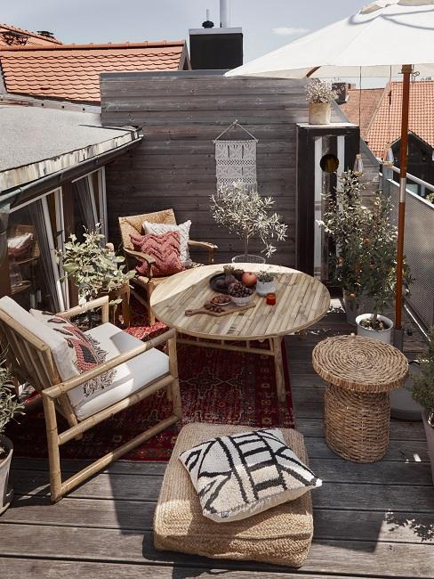 Balkon Sessel Banner Balkon mit zwei Sesseln, Tisch und Hocker