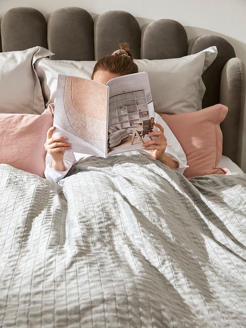 Therapiedecke Frau Bett Lesen Entspannen Therapiedecke Frau Bett Lesen Entspannen