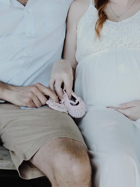 Taufgeschenk Mädchen Banner Kleine Schuhe in den Händen von werdenden Eltern als Taufgeschenk