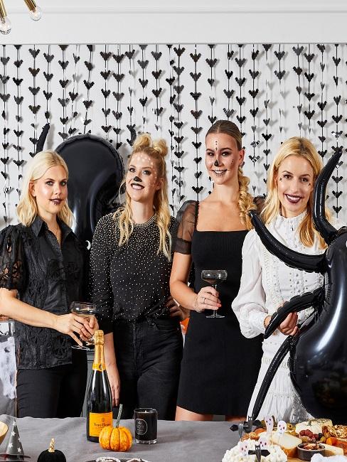 Halloween Party Vier Frauen auf einer Halloween Party