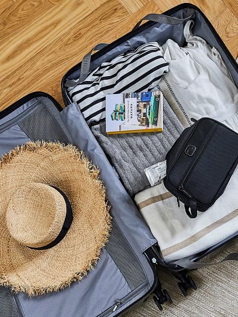 Packliste Urlaub Koffer mit Hut und Kulturbeutel