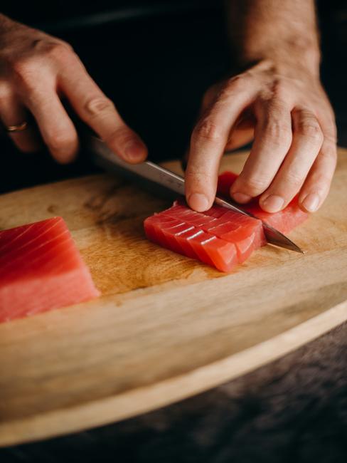 Krojenie ryby do sushi