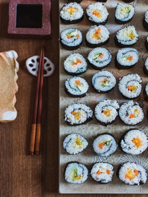 Zrolowane i pokrojone sushi