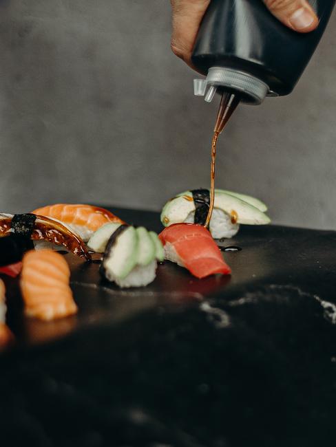 Podane sushi polane sosem sojowym