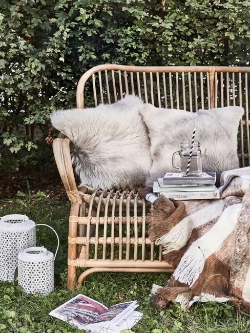 Banc de jardin en rotin Banc en osier avec coussins et plaid décoratifs