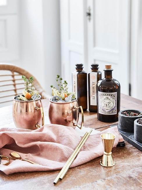 Tazas Moscow Mule en una mesa