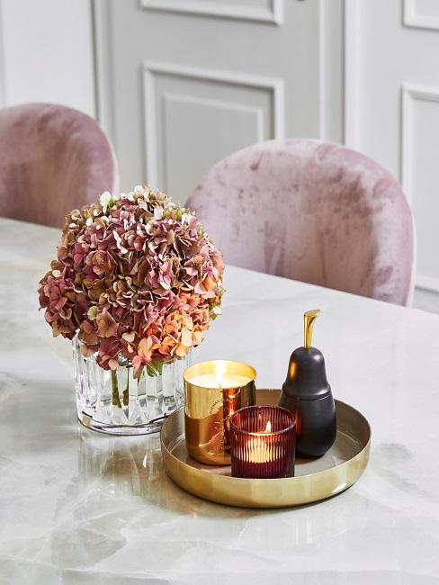 Mesa decorada con colores de otoño