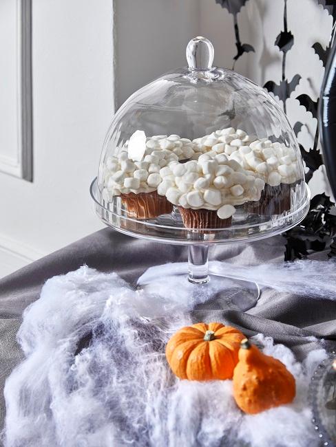 Etagere mit Muffins Mała dynia jako dekoracja na halloweenorangenen Kürbissen zur Deko.