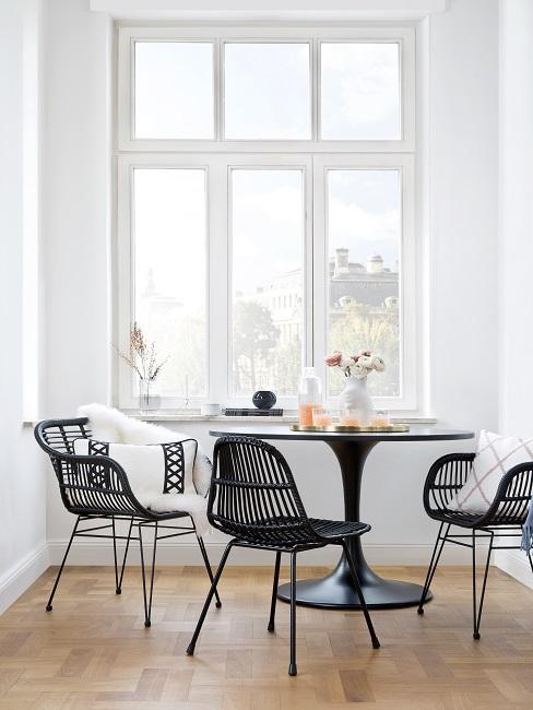 Kleines Esszimmer einrichten schwarzer Tisch und Stühle Kleines Esszimmer einrichten mit schwarzem runden Tisch, schwarzen Stühöen und Deko