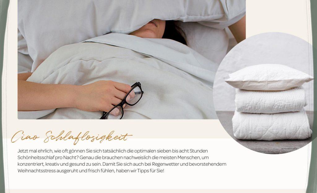 Weiße Bettwäsche und gestapelte Kopfkissen