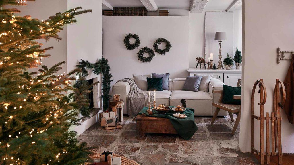 sala de estar sofa y arbol de navidad