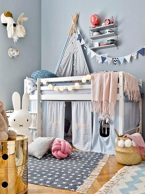 decoration-chambre-enfant chambre enfant bleue avec un lit superpose et une cabane, decoration murale