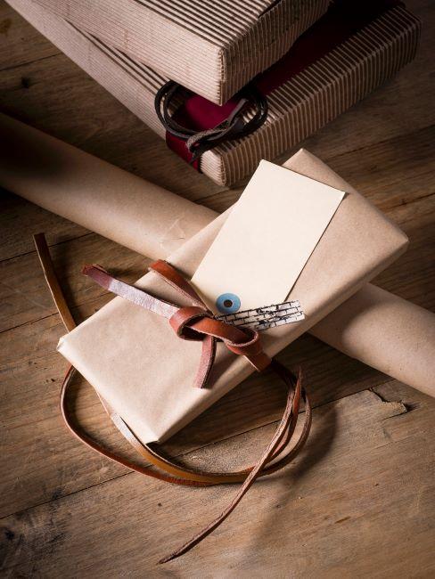 Fête des pères Cadeau emballé de manière éco avec ficelle en cuir