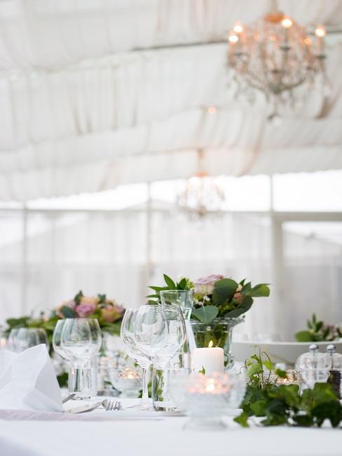 Thème de mariage Table de mariage blanche avec deco florale