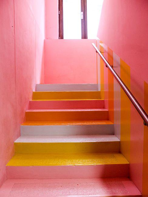 Escalier en deux couleurs Cage d'escalier de couleur rose et jaune