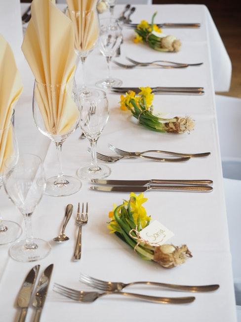 Cartons de table de mariage Table de mariage avec cartons accompagnes de fleurs jaunes