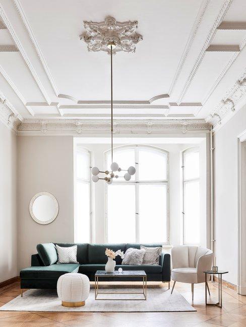 Header Franse meubelstijl Franse meubelstijl in herenhuis woonkamer met ornamenten en groene hoekbank