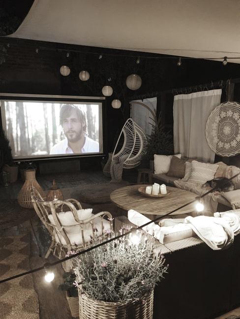 Letnie kino, które Marideko urządziła w swoim ogrodzie