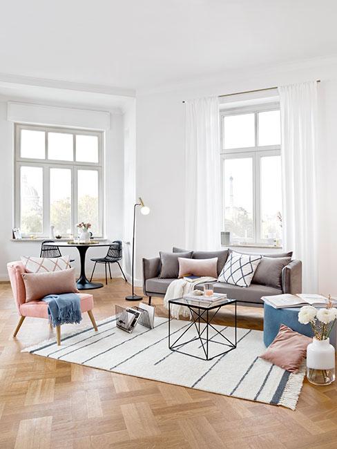 Mieszkanie w stylu skandynawskim Pastelowy salon w stylu skandi