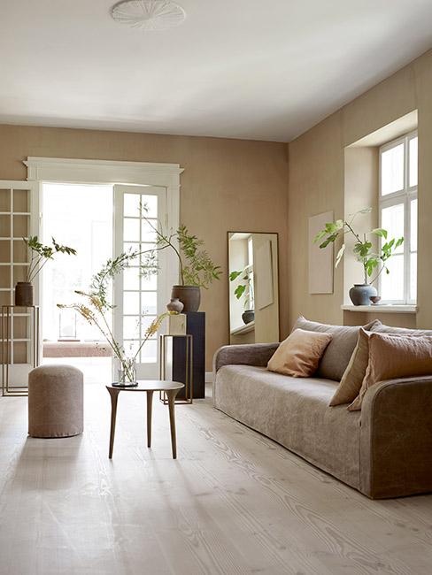 Minimalistyczny salon w kolorach ziemi