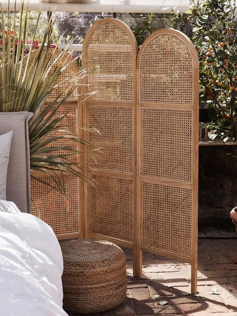 Paravent en rotin dans un jardin d'hiver