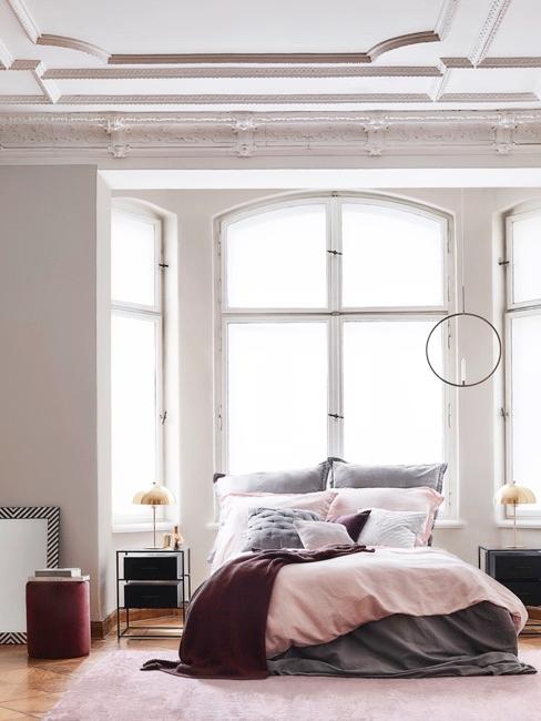 Dormitorio con cama de matrimonio en un piso de estilo clásico y antiguo