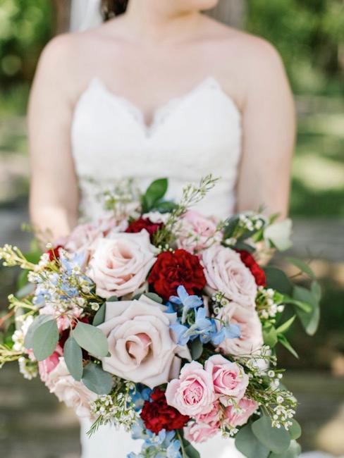 Bouquet matrimoniale con dettagli rossi