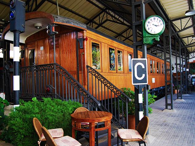 El exterior de El Vagón de Beni recrea el andén de una antigua estación de tren