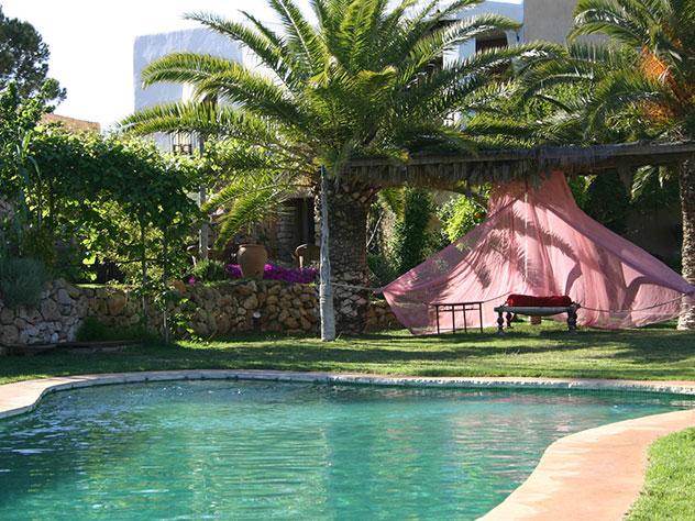 La piscina del hotel Es Cucons, en pleno llano de Corona