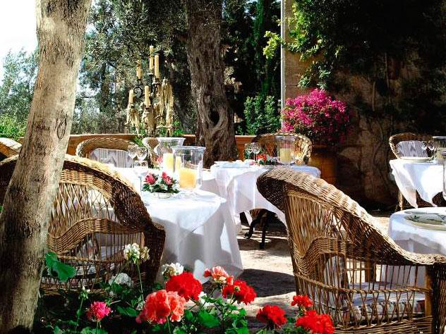 Los jardines de La Residencia se utilizan para crear áreas de descanso o espacios de privacidad para las suites