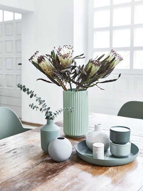 Elementi decorativi verde menta su un tavolo da pranzo