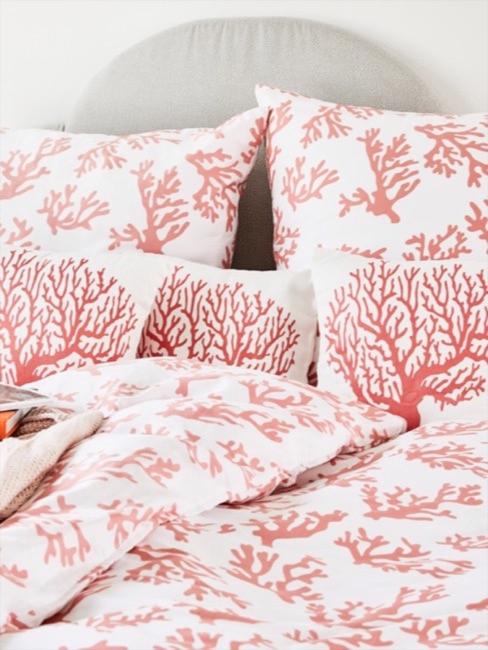 Bettwäsche mit Korallenmuster in der Farbe Living Coral