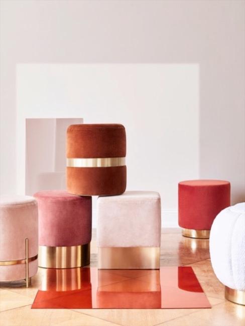 Poufs in der Farbe Living Coral und zarten Rosétönen