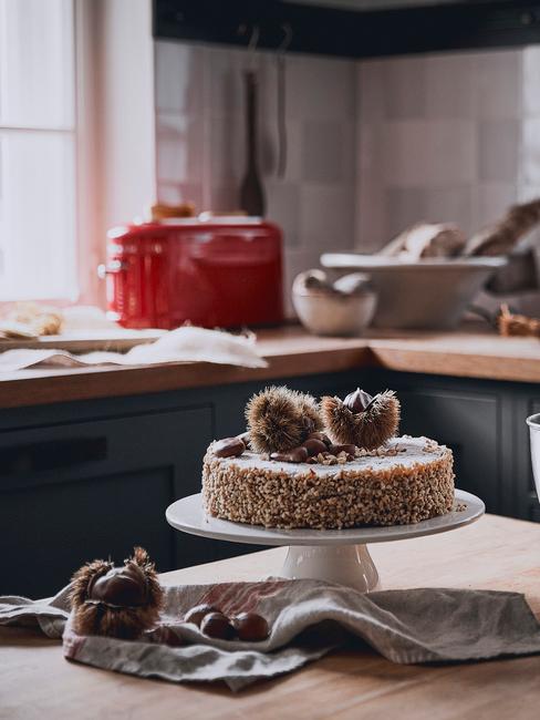 Patera z ciastem ustawiona na wyspie kuchennej