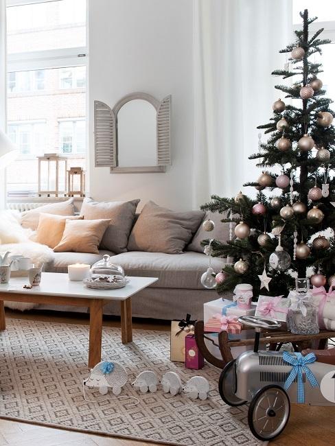 Wohnzimmer mit Weihnachtsbaum und einem gemütlichen Sofa