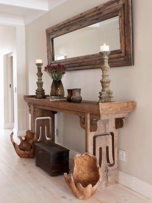 miroir cadre en bois, style ancien, console en bois, bougeoirs en bois