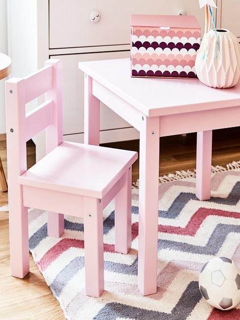 Kinderzimmer Rosa Rosa Stuhl und Tisch im Kinderzimmer