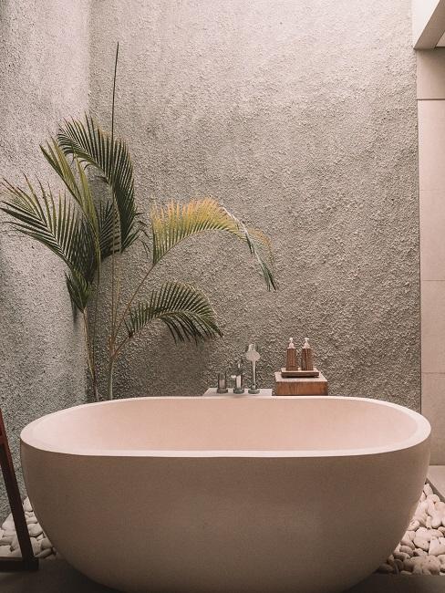 Badezimmer mit einer freistehenden Badewanne.