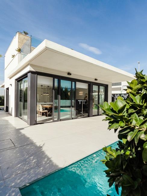 Mediterranes Traumhaus mit einem Pool.