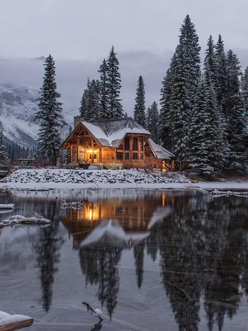 Haus im Country Style von Wäldern umgeben an einem See.