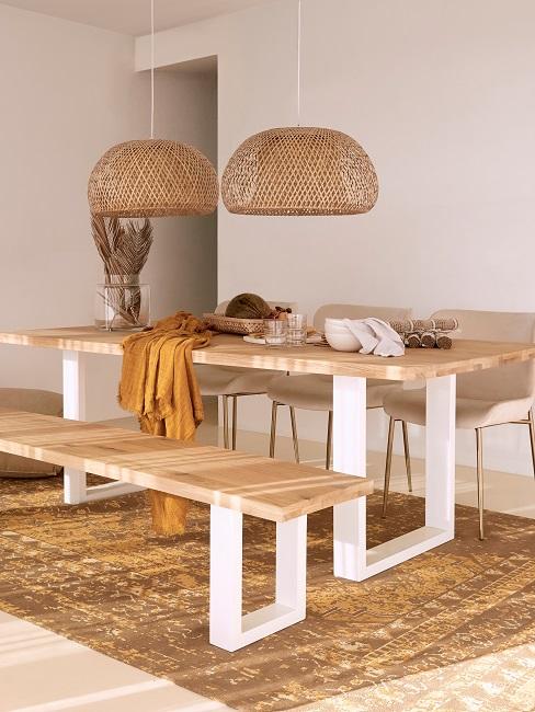 Massivholzmöbel in hellem Esszimmer