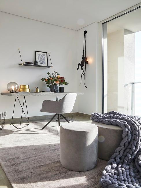 Arbeitszimmer mit hellgrauen Samtmöbeln
