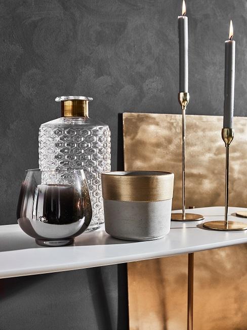 Verschiedene Dekoelemente im Metallic-Look